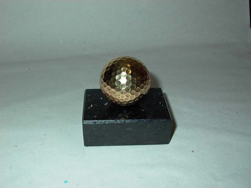 Golfball mit goldenem Aspekt