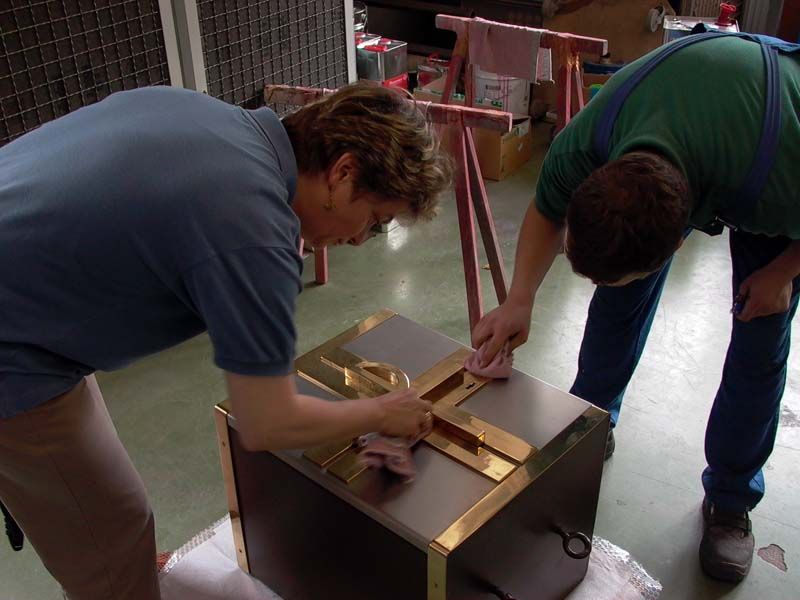 Zwei Mitarbeiter bei der Arbeit an einer Kiste