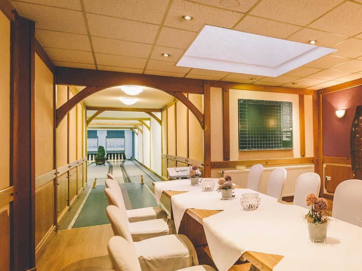 Eine Bowlingbahn mit einem Schild mit der Aufschrift „Mitspielen“