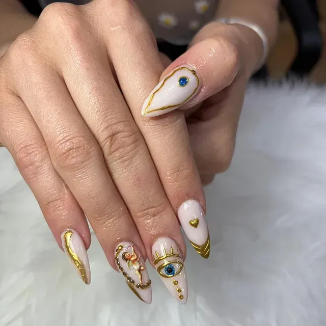 Un primer plano de las uñas de una mujer con un diseño en ellas.