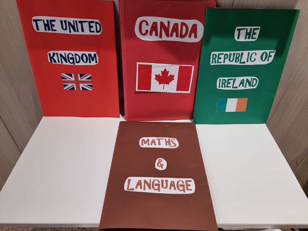 Tres tarjetas para exhibir en escuelas del Reino Unido, Canadá e Irlanda, con la leyenda
