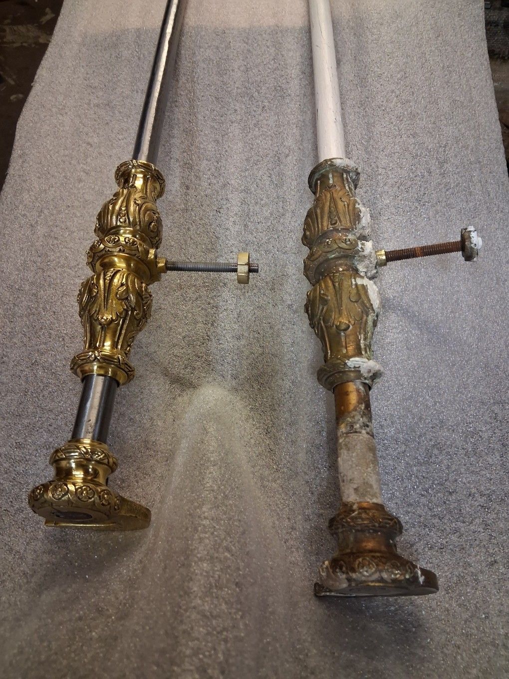 Deux tringles de rideaux ornés en laiton et argent, l'un propre, l'autre avec des résidus de colle et un bras rouillé.