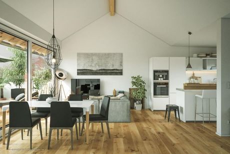 Wohnküche mit Esstisch und großem Fenster