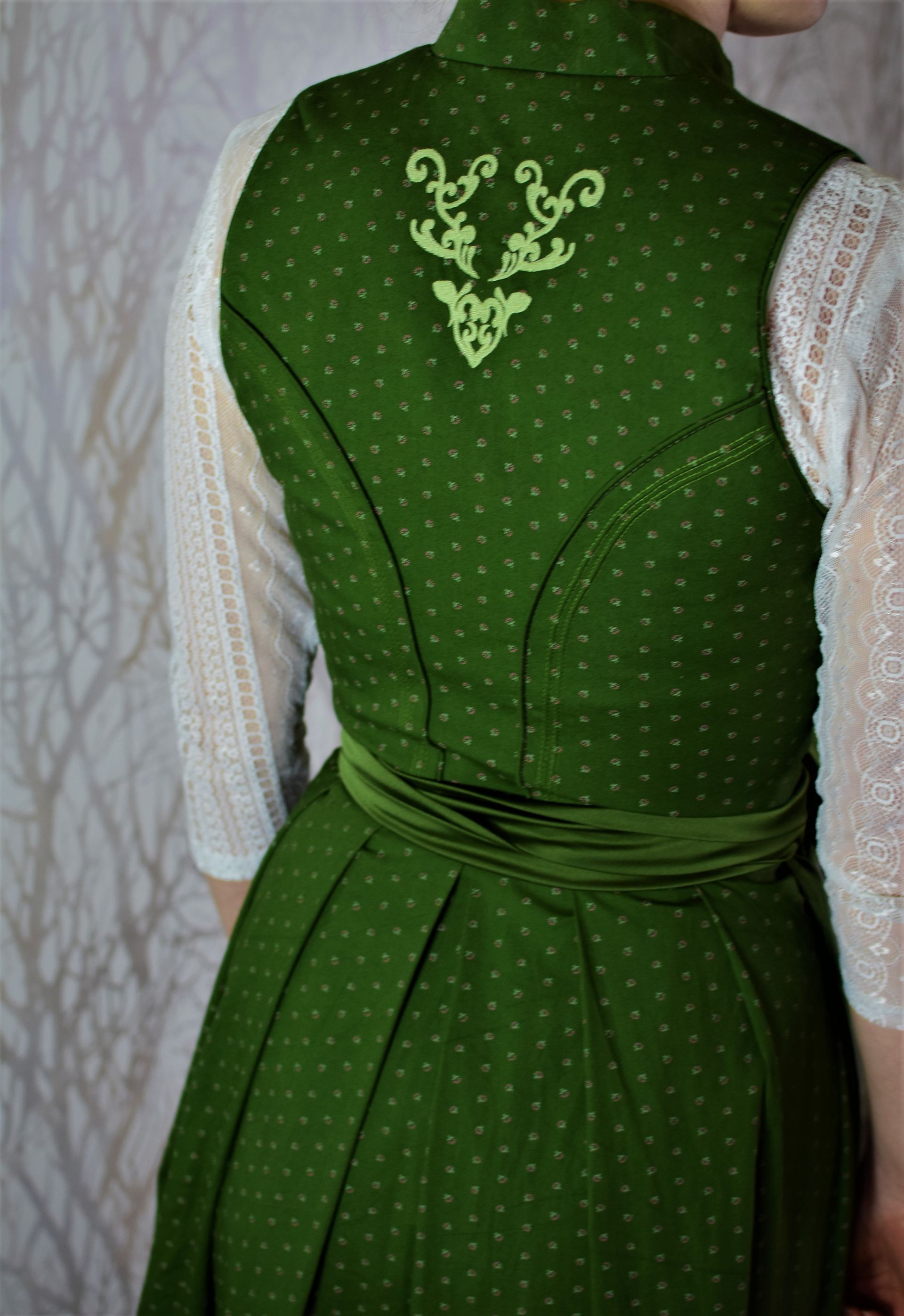 Hochgeschlossenes Dirndl mit Bestickung am Rücken