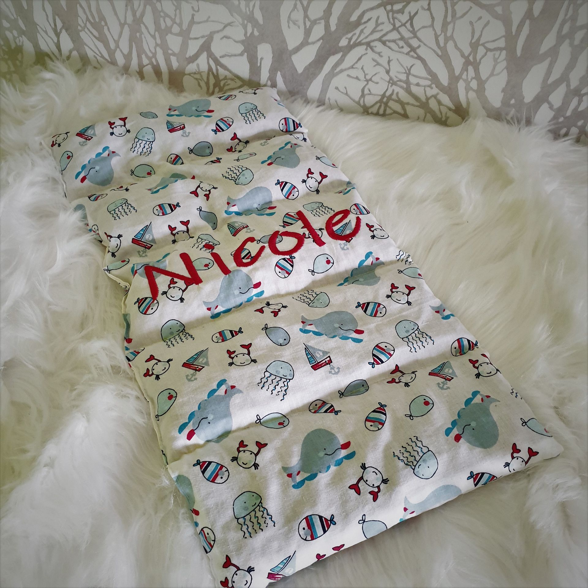 Besticktes Kirschkernkissen