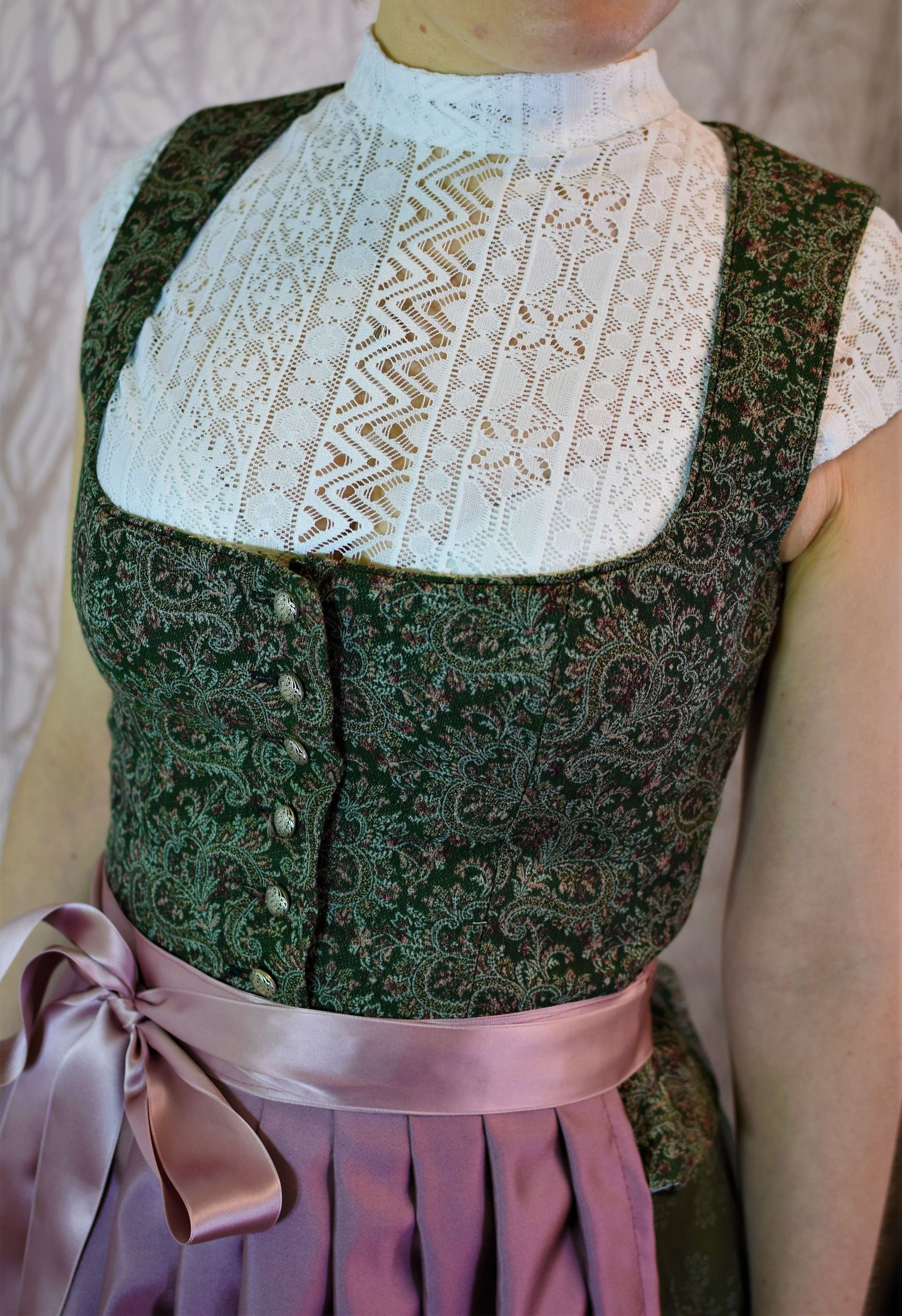 Dirndl mit Spitzenbluse