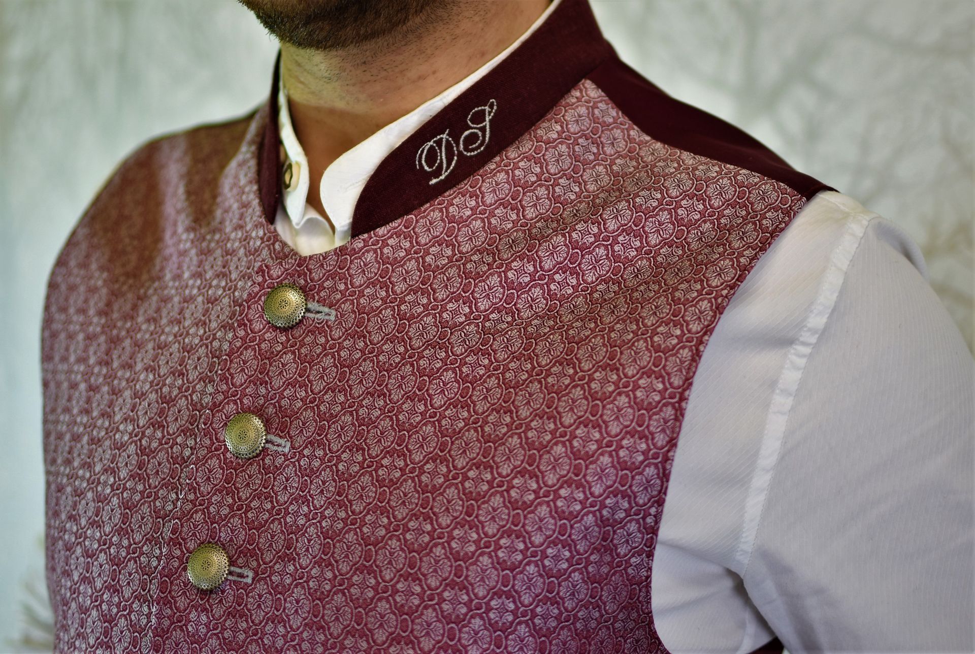 Herrenweste mit Initialen im Kragen