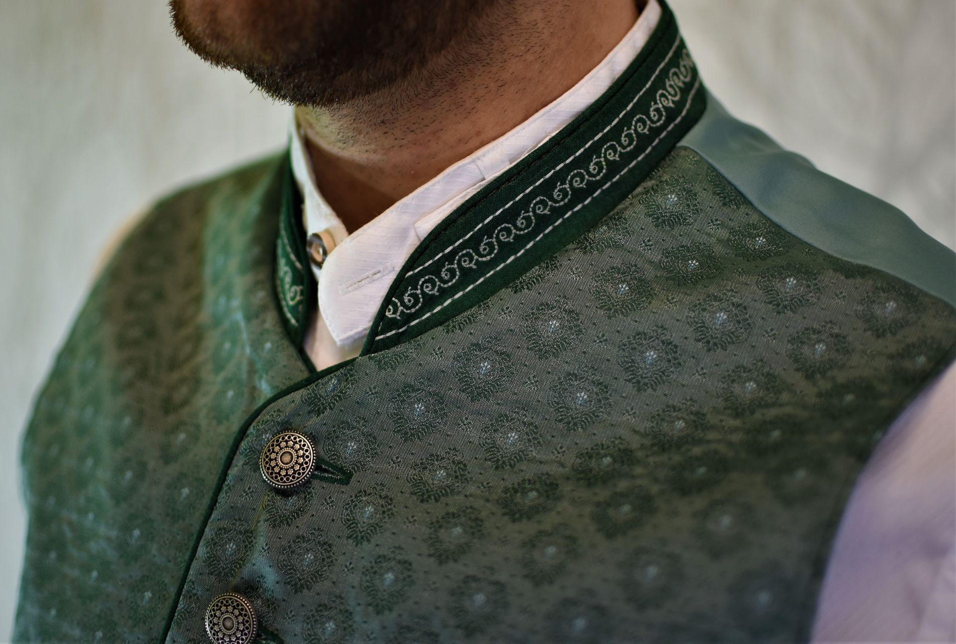 Trachtenweste mit verziertem Kragen