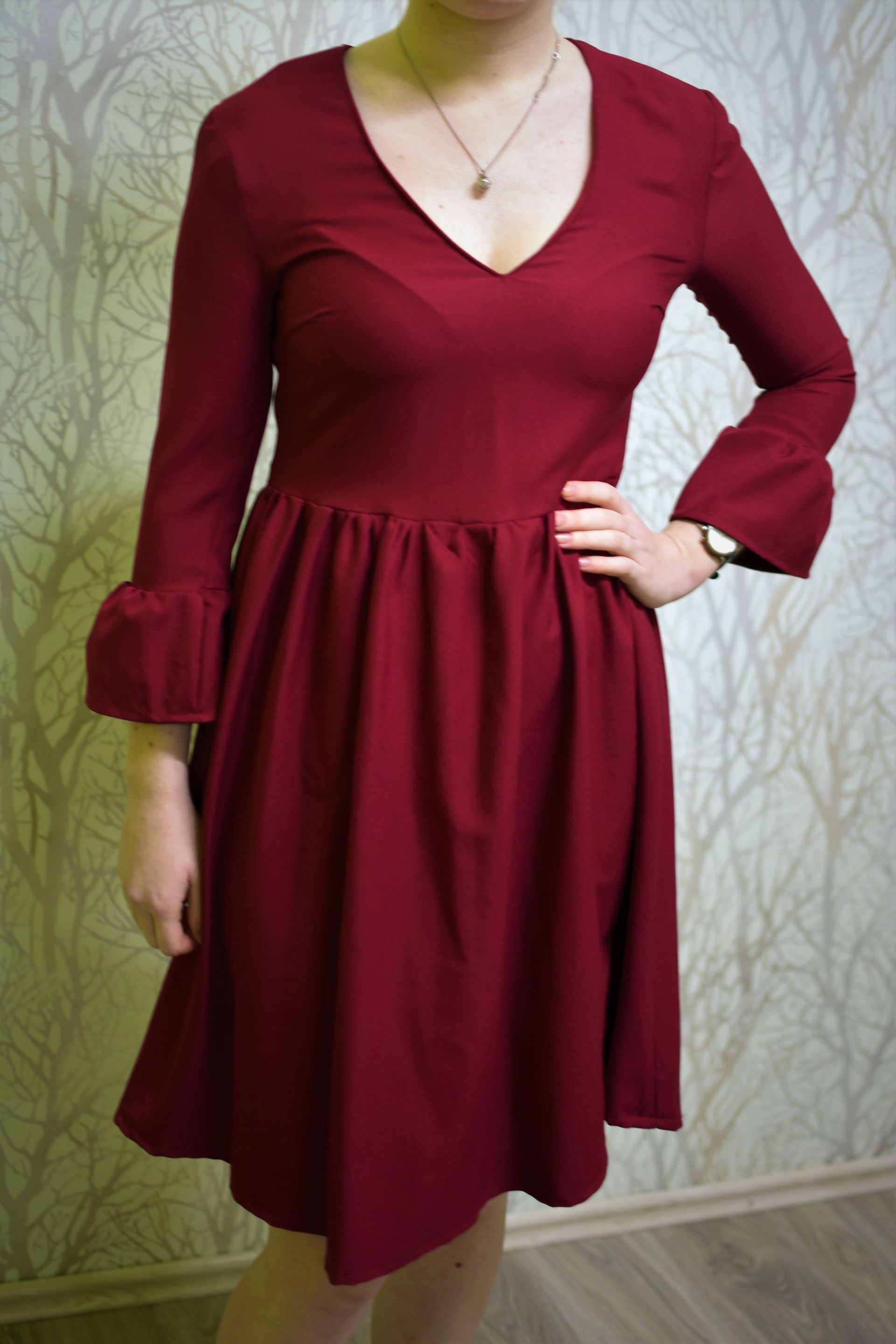  rotes Kleid mit Glockenärmeln