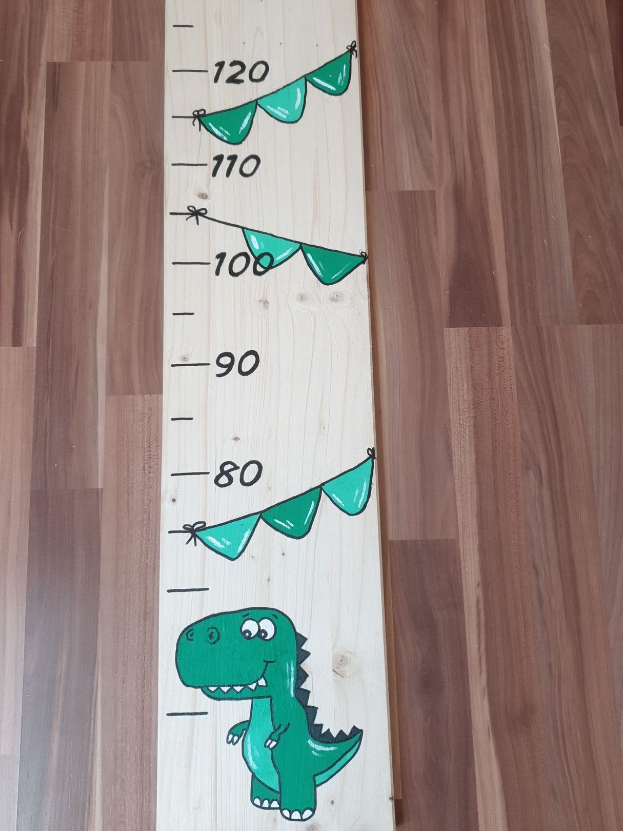 Messlatte mit einem Dinosaurier 