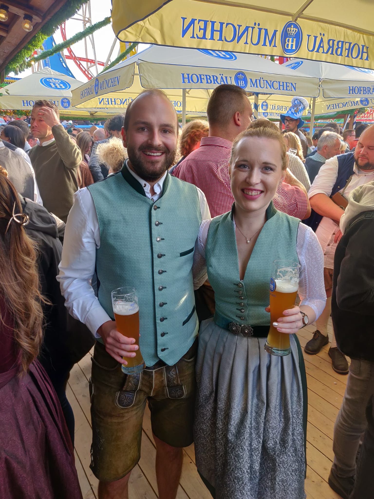 Maßgefertigtes Dirndl mit Bluse sowie Herrenweste