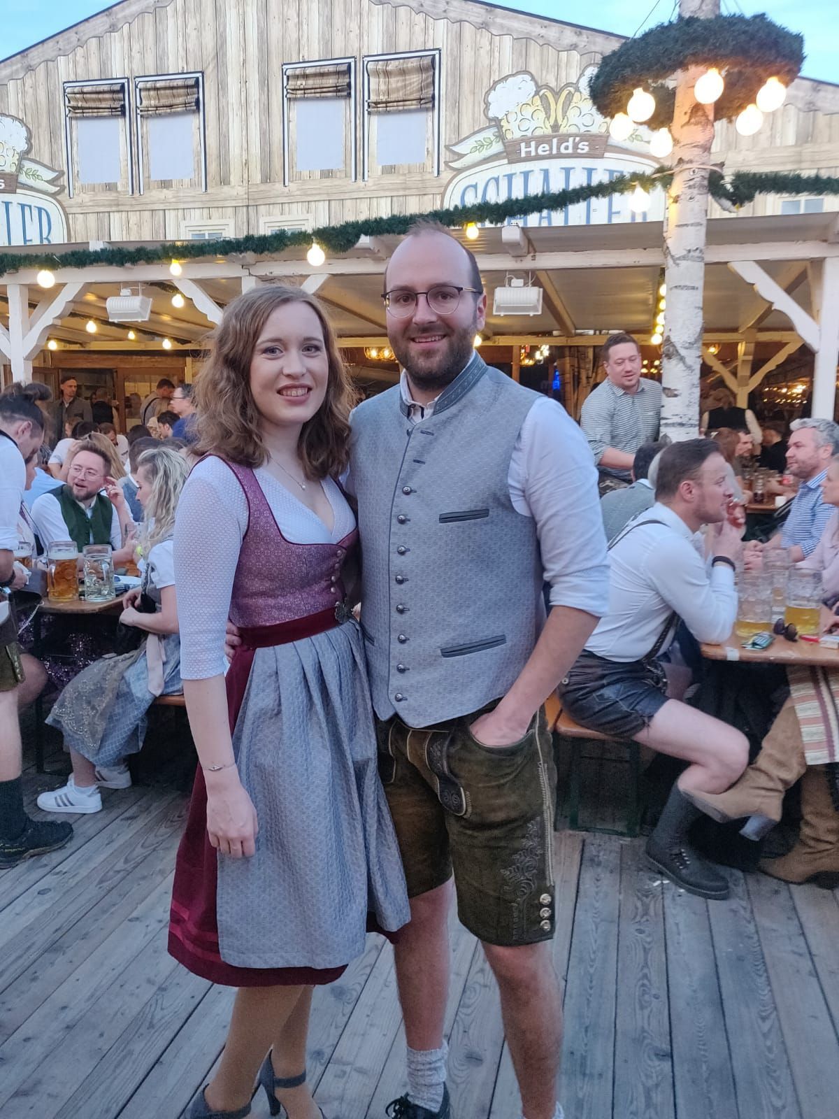 Maßgefertigtes Dirndl mit Bluse sowie Herrenweste