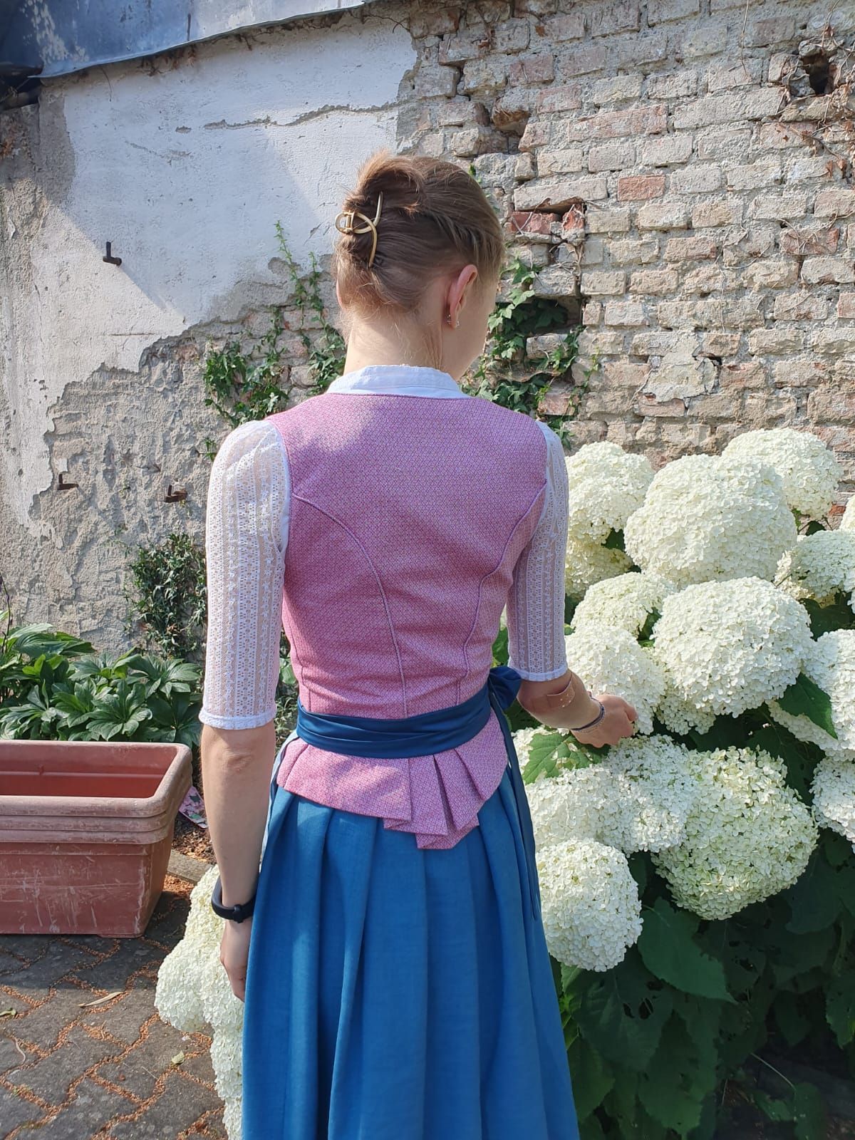 Maßgefertigter Dreiteiler von hinten