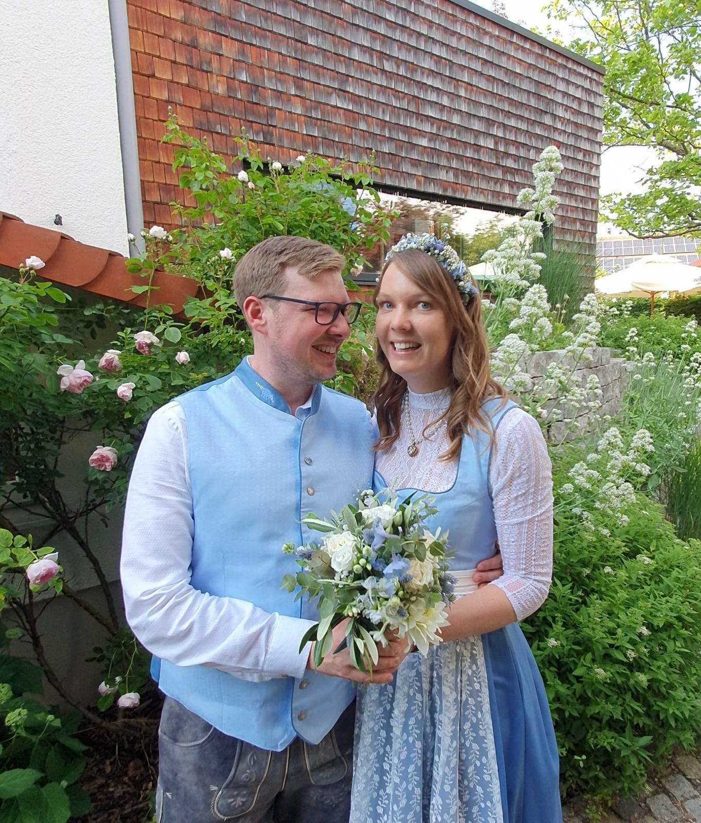 Braut Dirndl mit Bluse und Herrenweste