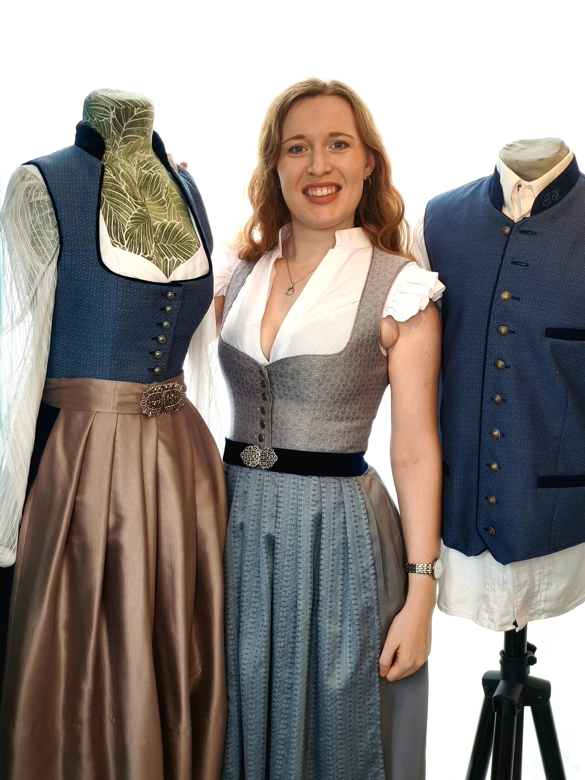 Das bin ich, im Maßgeschneiderten Dirndl mit Bluse, sowie zwei Maßgefertigten Ausstellungsstücken