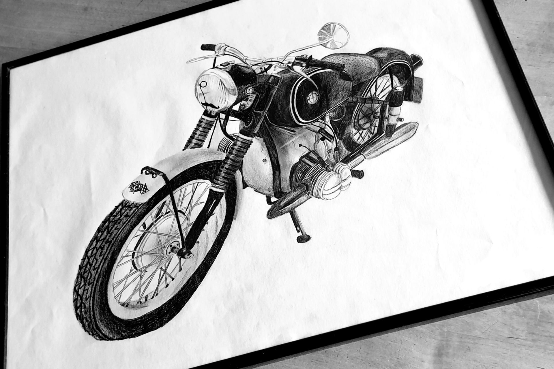 Eine schwarz-weiße Zeichnung eines Motorrades i