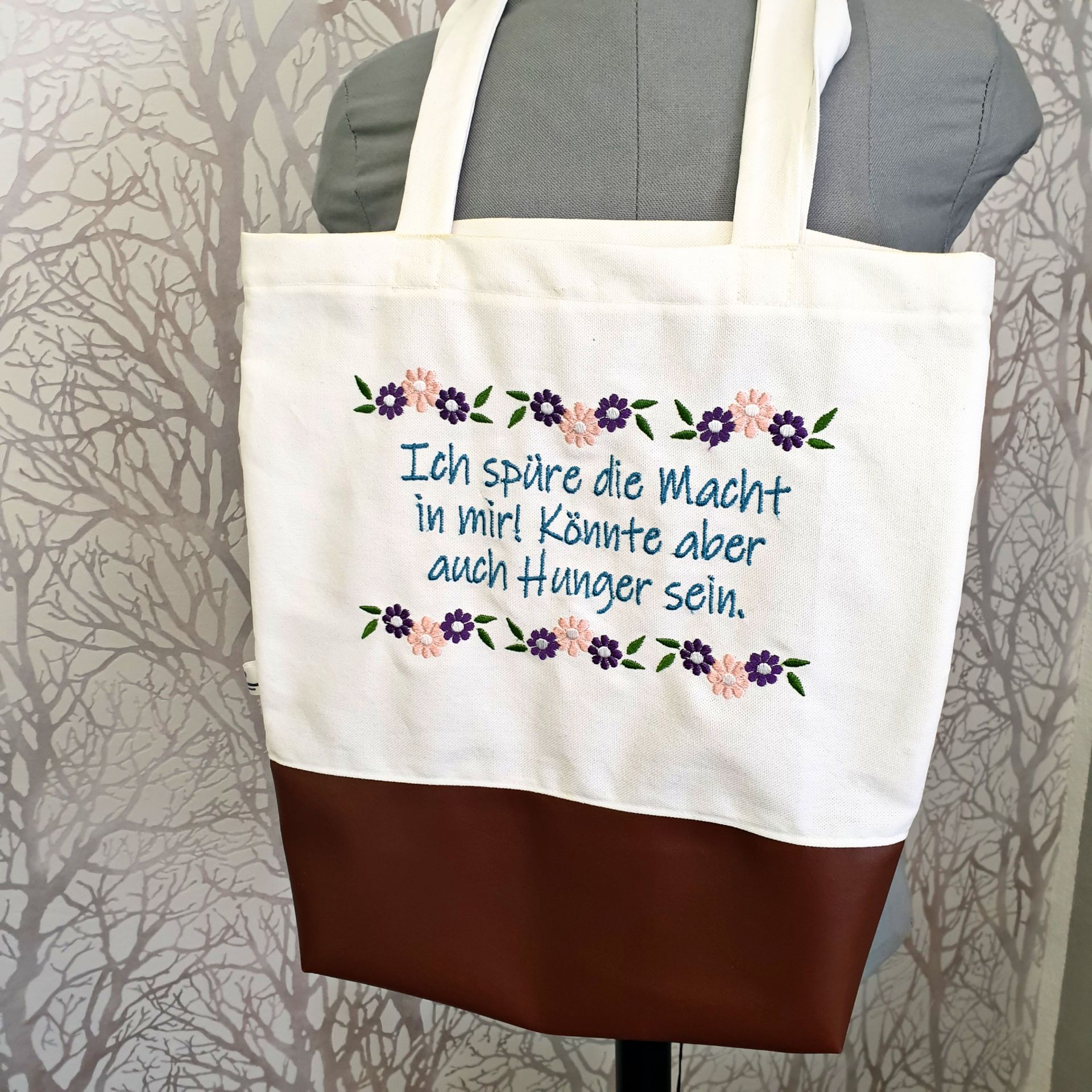 Baumwolltasche mit Boden aus Kunstleder und Bestickung