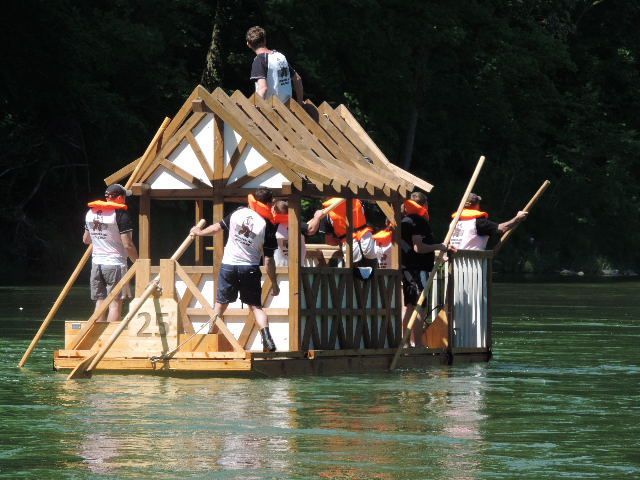 Haus auf Floss schwimmend - Widmer AG Holzbau