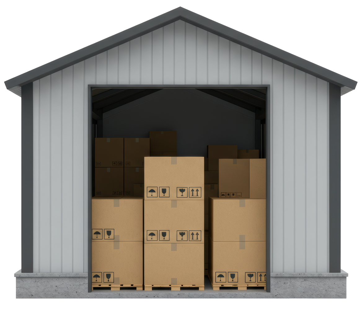 Des cartons empilés dans un abri gris.