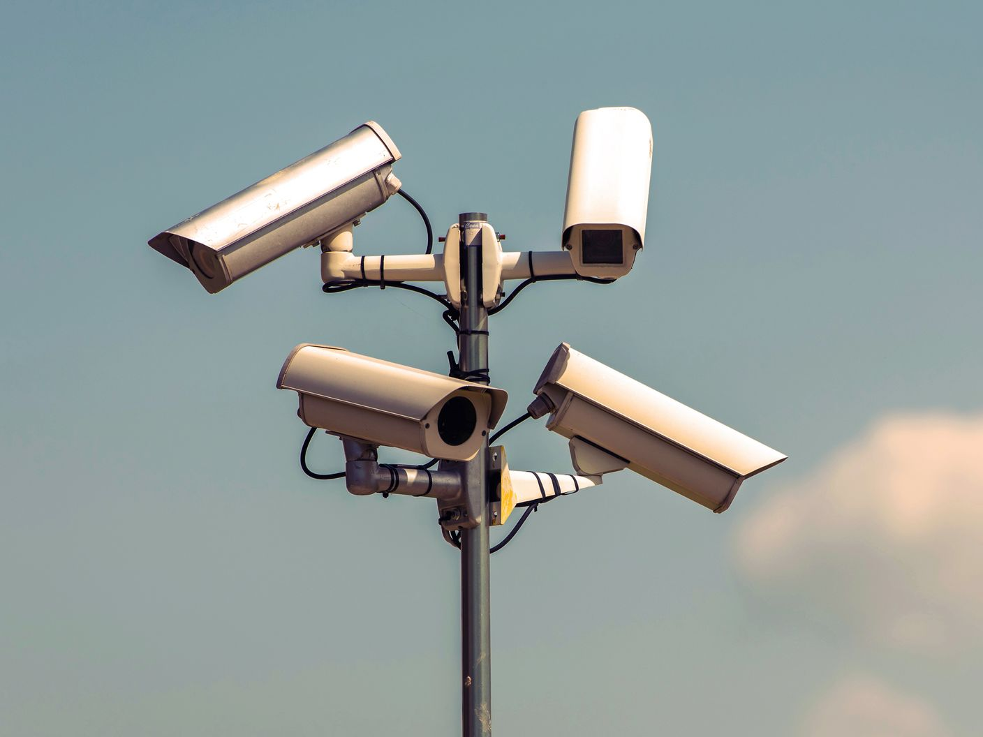 Caméras de sécurité fixées sur un poteau.