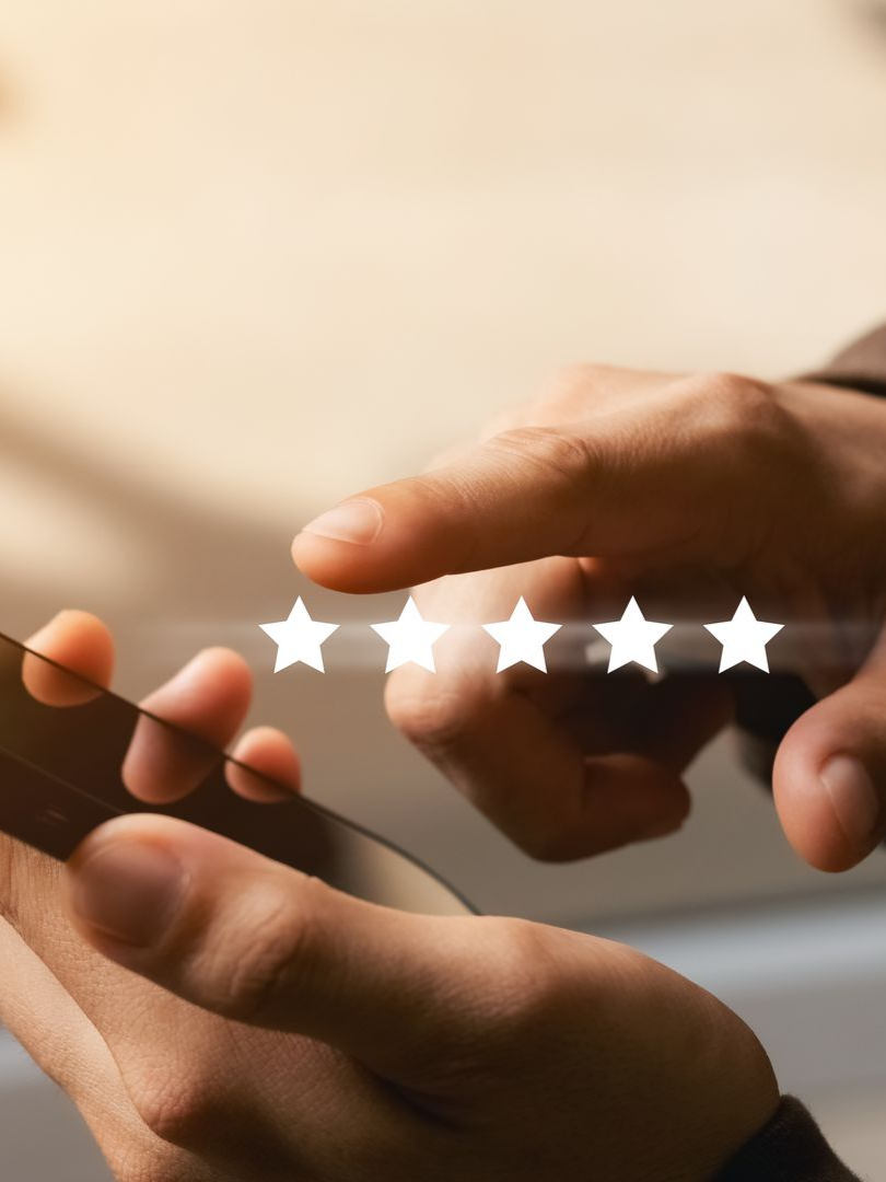 Des mains utilisent un smartphone pour attribuer une note de 5 étoiles.