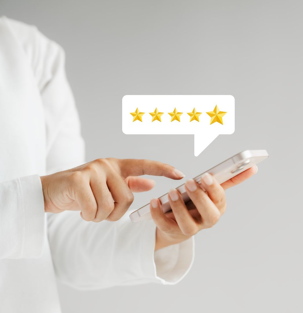 Une personne utilisant un smartphone et attribuant une note de cinq étoiles.