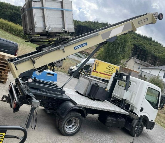 Nacelle montée sur camion soulevant un grand conteneur.