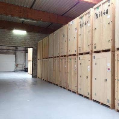 Des unités de stockage en bois empilées dans un entrepôt.