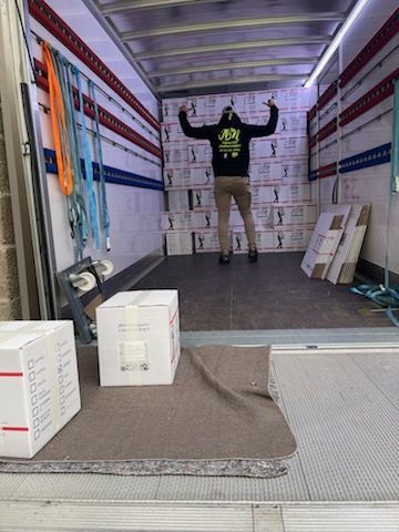 Un box dans un camion de déménagement avec un transpalette.