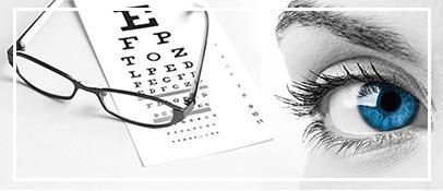 Tabla de examen de la vista con anteojos y un ojo azul en primer plano.