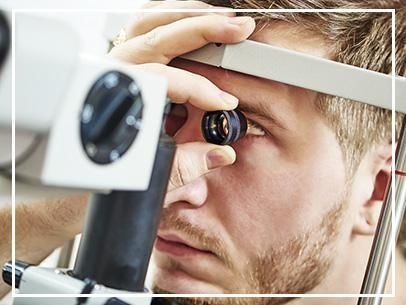 Examen ocular realizado por un optometrista utilizando un foróptero para comprobar la visión del paciente.