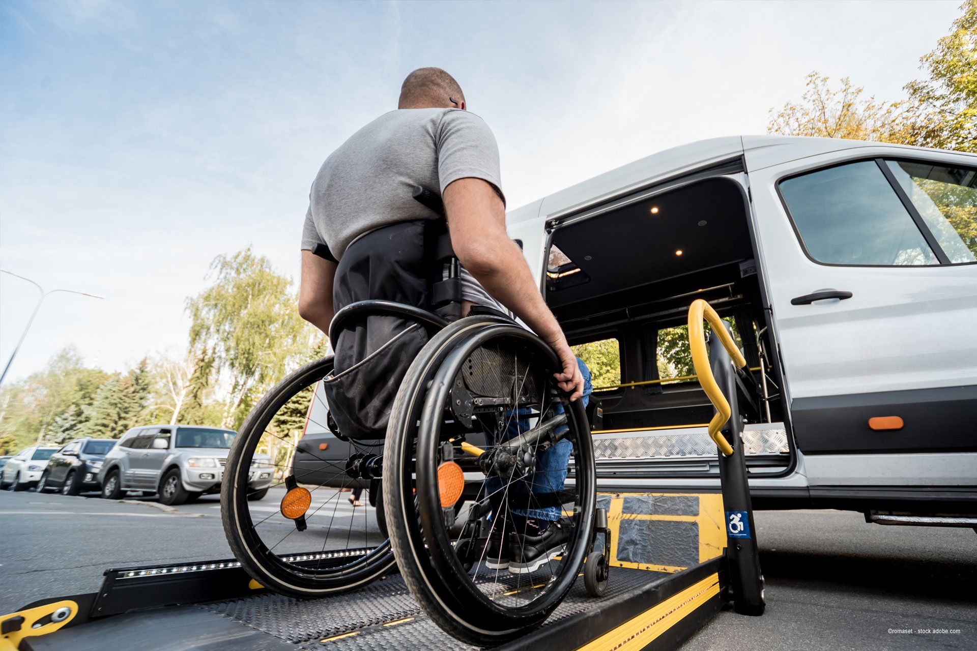 Rollstuhlfahrer fährt in einen Transporter