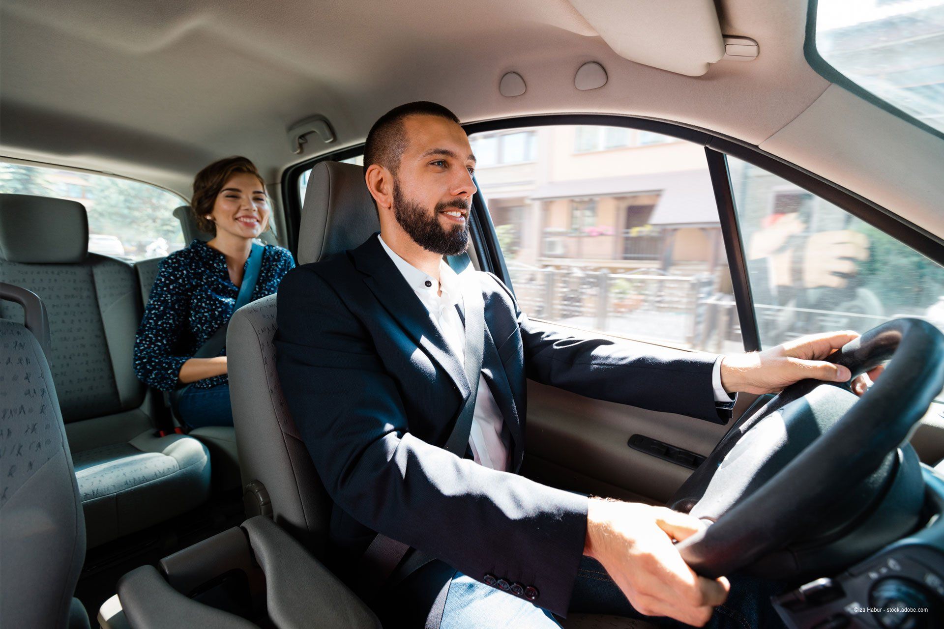 Taxifahrer mit Kundin