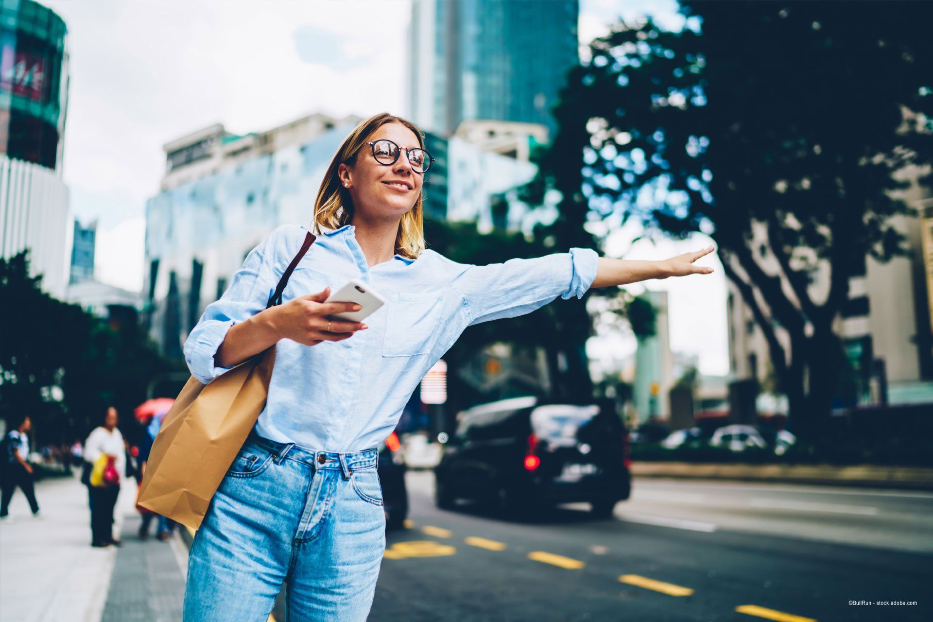 Frau winkt Taxi heran