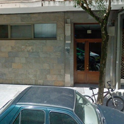Exterior de edificio con fachada de piedra y puertas dobles de madera