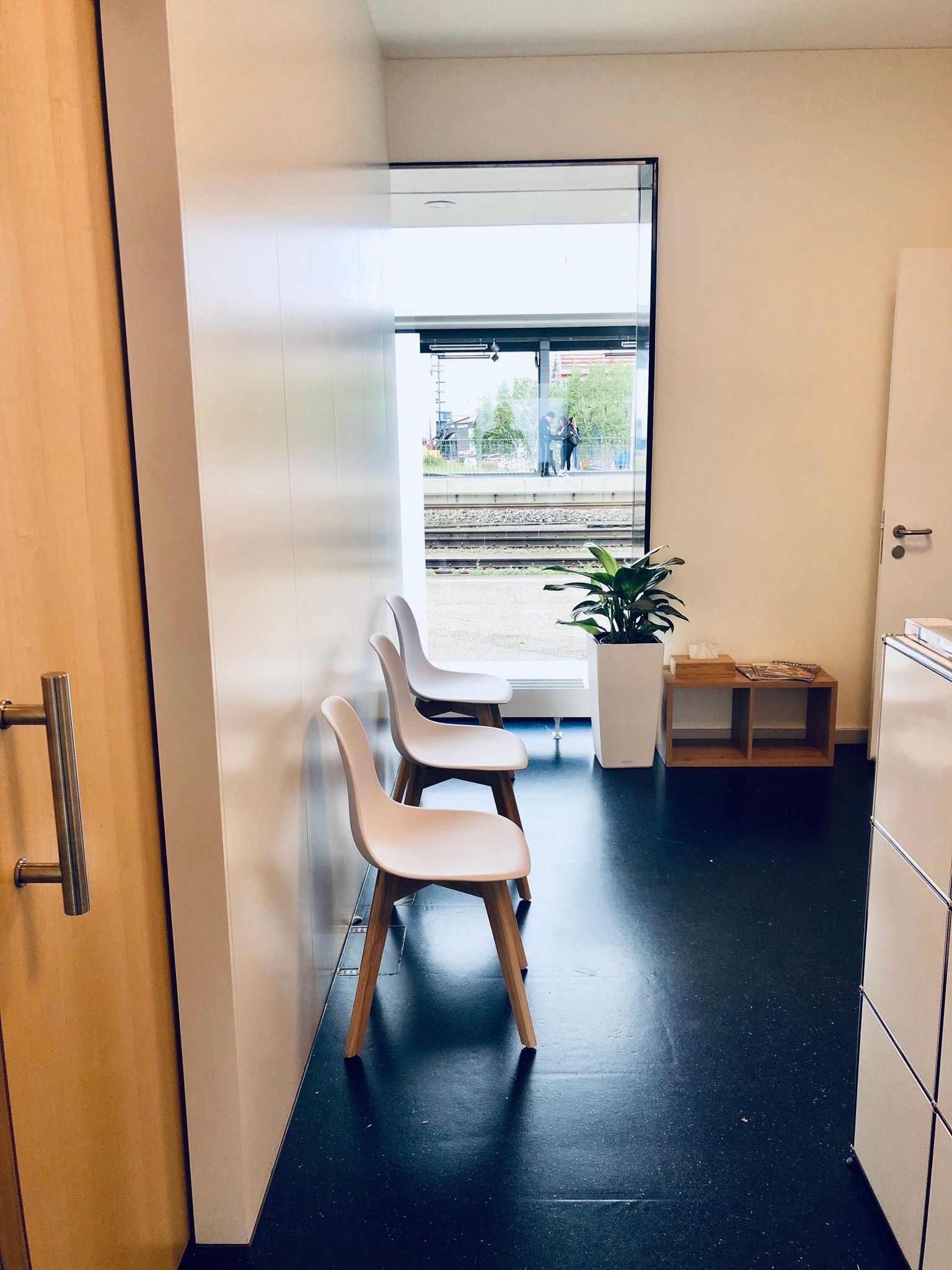 Ein Wartezimmer des Mammographie Screening Oensingen mit Stühlen und einer Pflanze im Topf