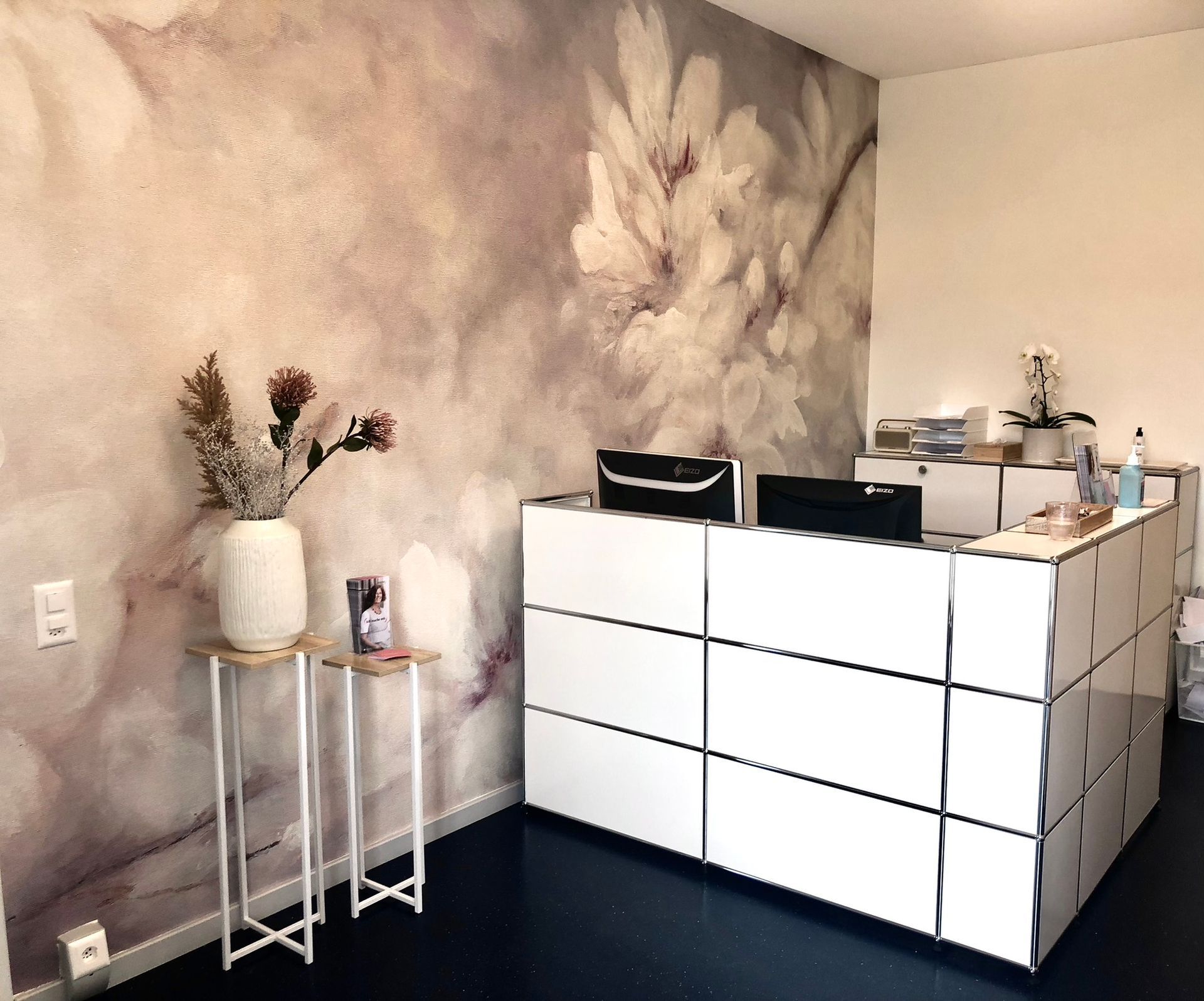 Der Empfangsbereich des Mammographie Screening Oensingen mit einer grossen Blumentapete an der Wand