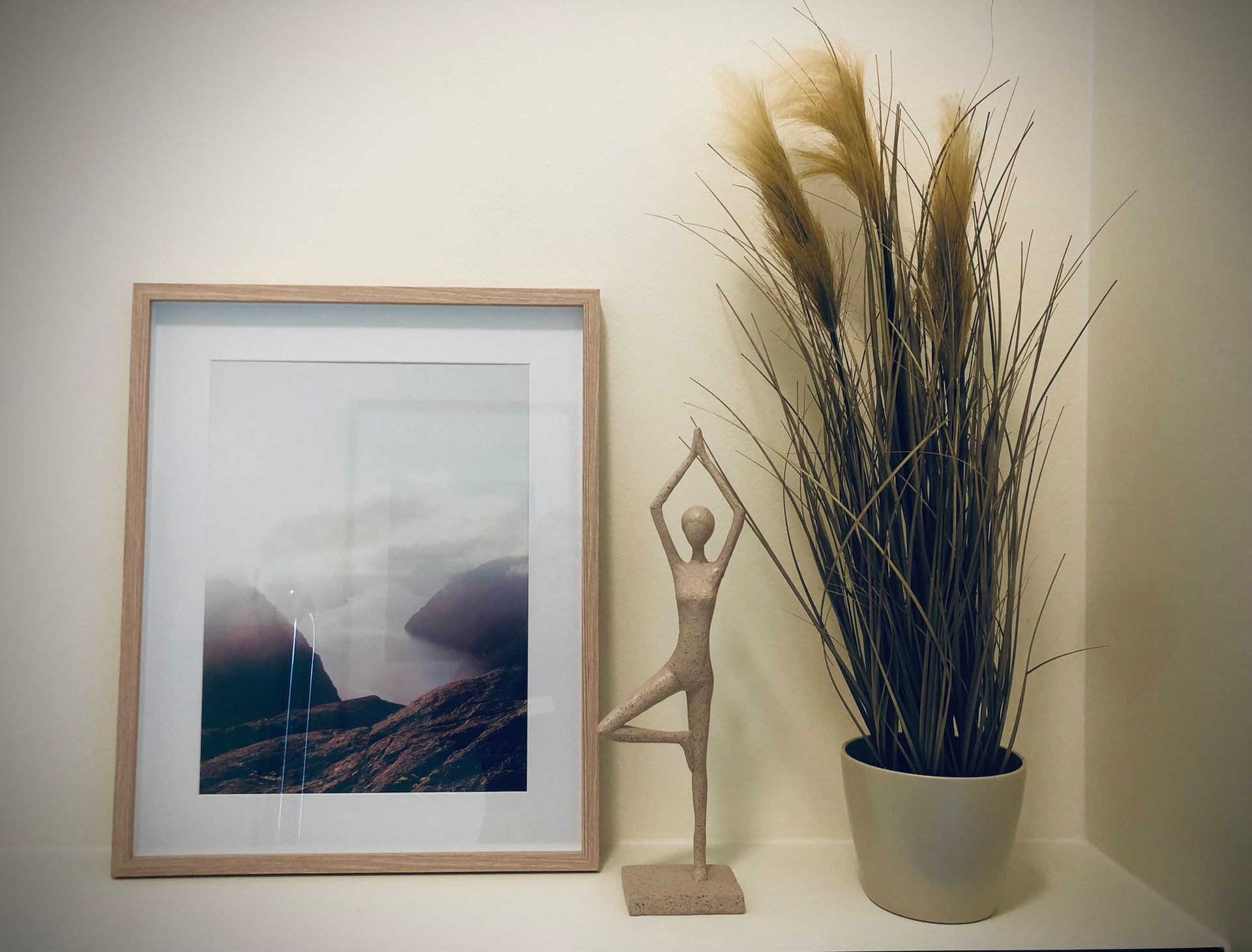 Ein Bild einer Frau in einer Yoga-Pose neben einer Topfpflanze