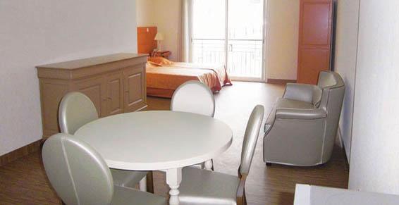 Chambre bien équipée de la Résidence Service Le Colisée à Narbonne