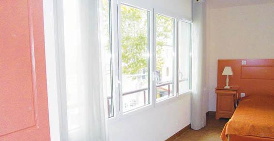 Résidence Service Le Colisée : chambre avec vue sur le jardin