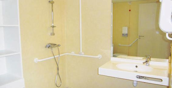Douche adaptée aux PMR de la Résidence Service Le Colisée
