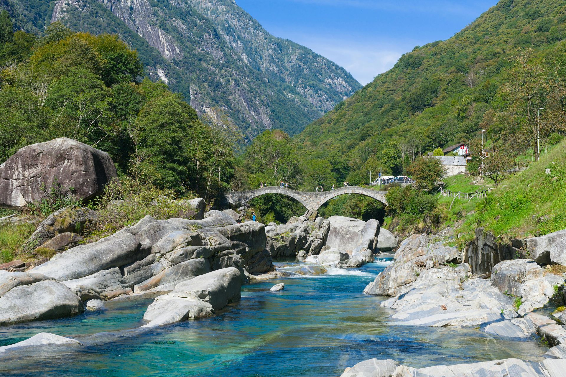 Uno scenario sereno di un lago di montagna con lussureggianti colline verdi che si riflettono nelle acque calme.