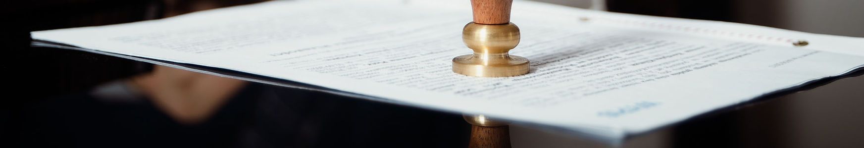 Um close de um castiçal sobre uma mesa.