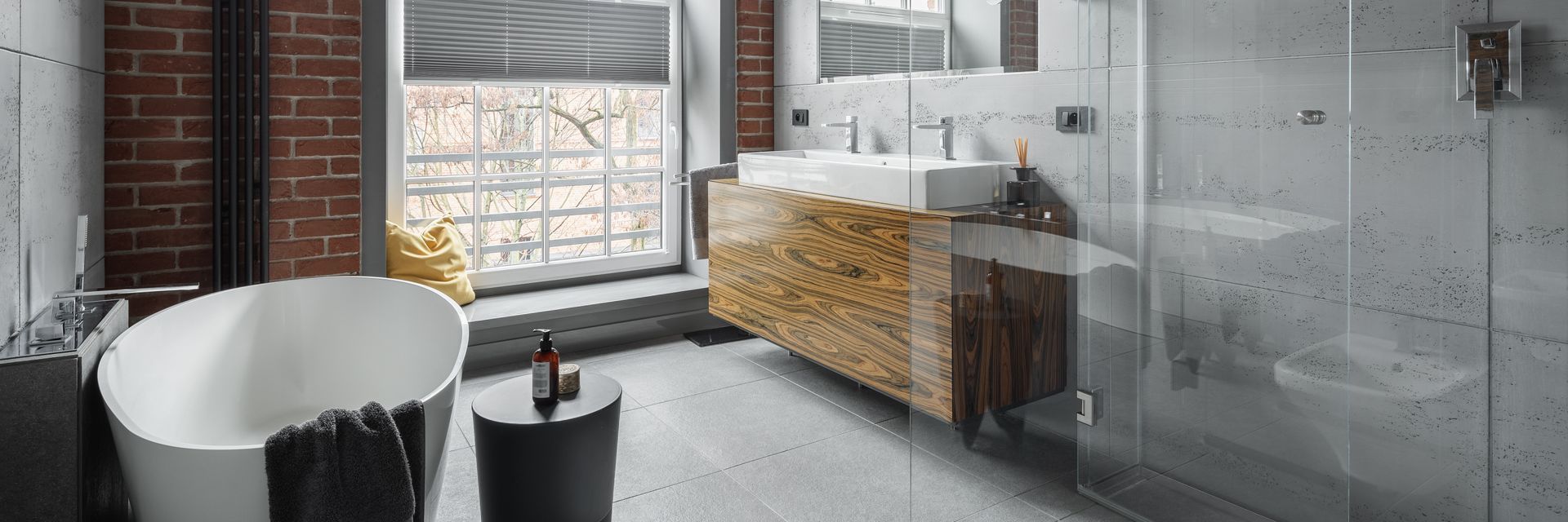 Une salle de bains avec un lavabo en bois