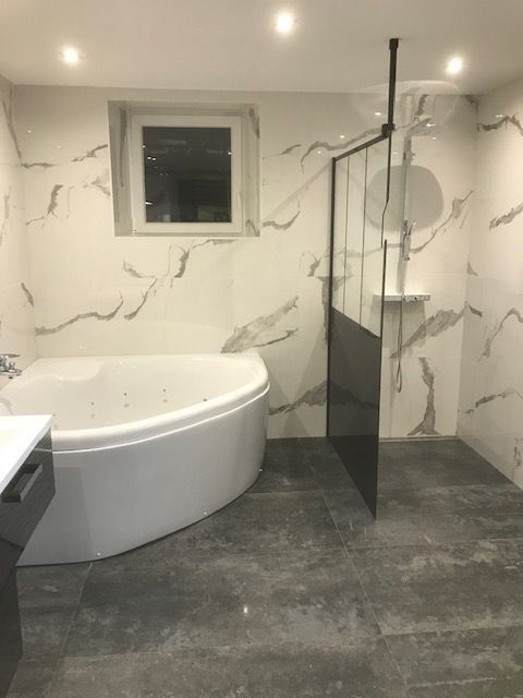 Une salle de bains avec une baignoire d'angle