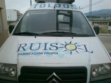Grúa blanca con la marca 