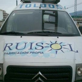 Furgoneta Citroën blanca con los letreros “RUIZ SOL” y “TOLDOS” en la parte delantera.