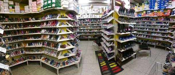 Gang im Lebensmittelgeschäft mit Regalen voller Snacks und abgepackter Waren auf beiden Seiten