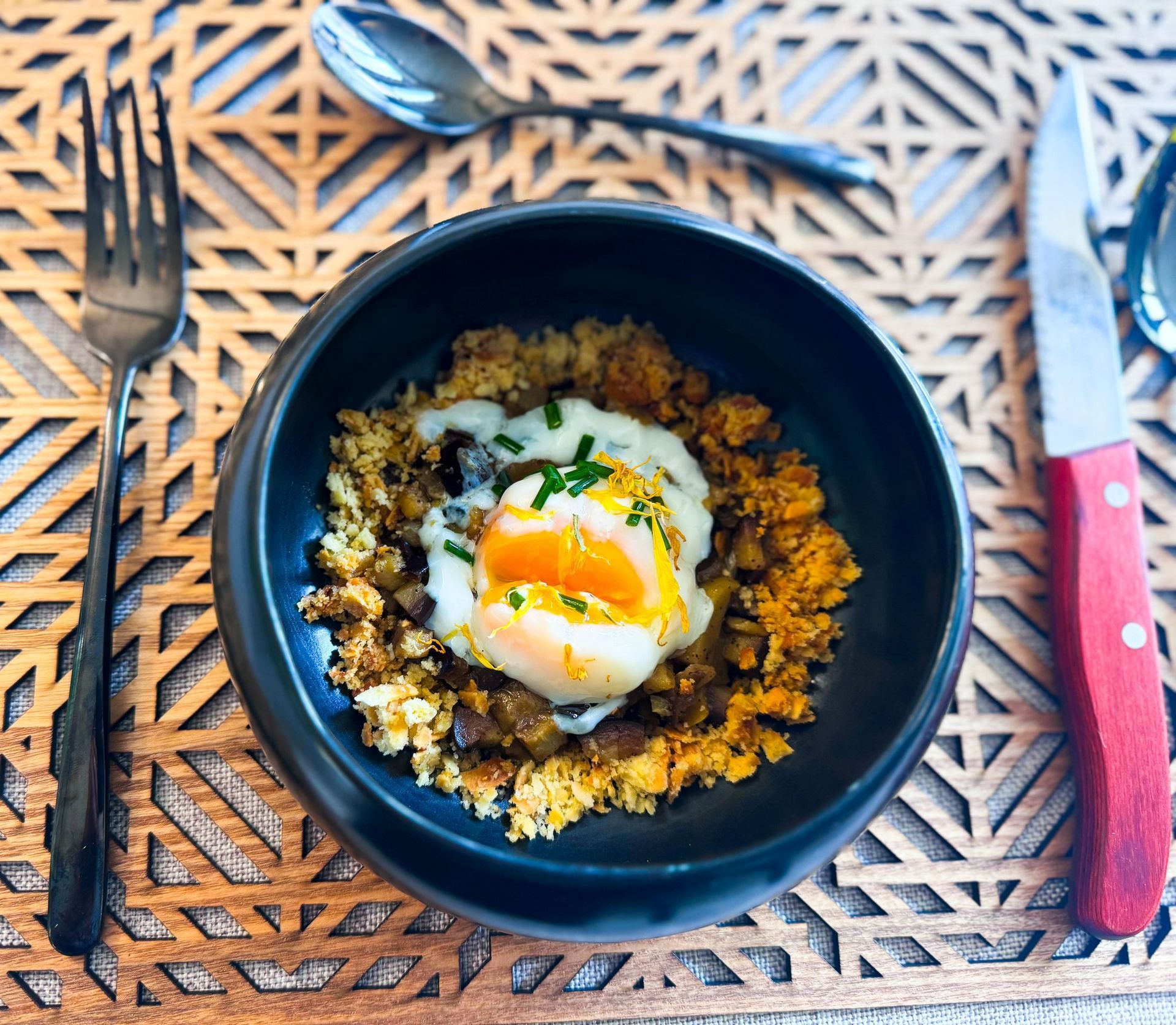 Œuf poché avec aubergine et crumble salé