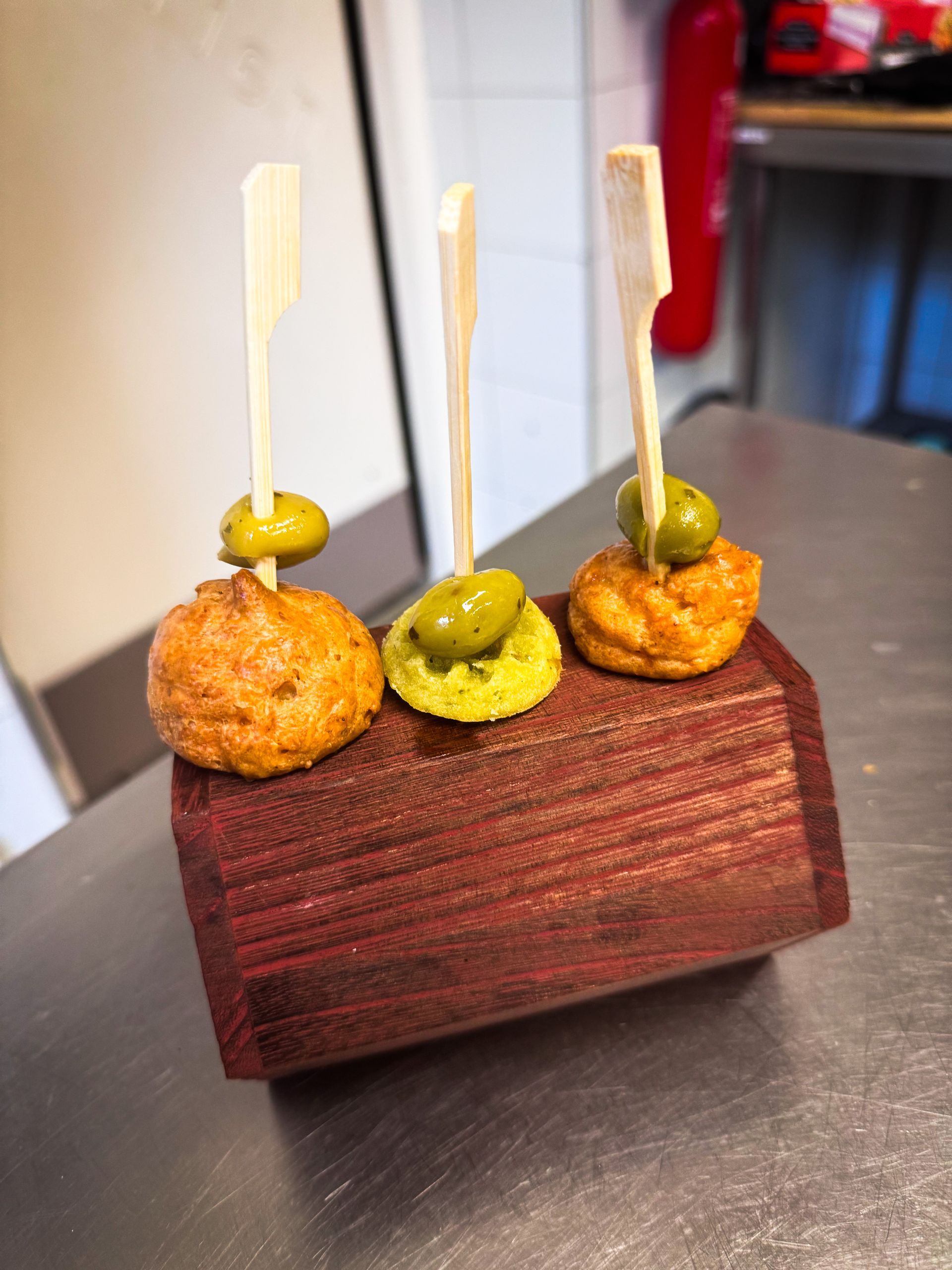 Choux et olives en brochette